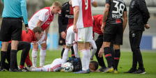 Sorgenvolle Mienen: Zakaria Labyad muss von Ajax-Betreuern behandelt werden.