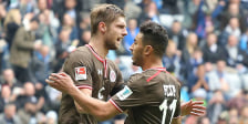 Torschützen unter sich: St. Paulis Lasse Sobiech (l.) und Aziz Bouhaddouz (r.).