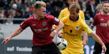 Umkämpftes Spiel: Hannovers Felix Klaus (l.) gegen 1860 Münchens Stefan Aigner.