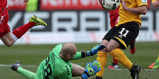 Die 18. Minute: Kickers-Keeper Robert Wulnikowski wirft sich Aias Aosman entgegen. Richtig gefährlich wird's für die Würzburger aber nicht.