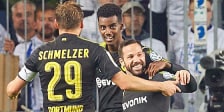 BVB-Kapitän Marcel Schmelzer beglückwünscht Vorbereiter Alexander Isak und Führungstorschütze Gonzalo Castro (r.).