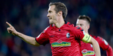 Freistoßkünstler: Freiburgs Kapitän Julian Schuster erzielte das 2:1 für den Bundesligisten.