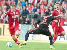 Nicht aufzuhalten: Der auffällige Sven Michel zieht an Johan Djourou vorbei.