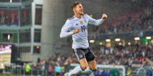 Jubel über ein echtes Traumtor: Leon Goretzka brachte Deutschland mit der Hacke sehenswert in Führung.