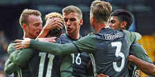 Die deutsche Mannschaft jubelt über den Treffer zum 1:0. 