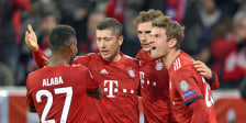Münchner Jubel gegen Athen: Die Bayern feiern das 1:0 durch Robert Lewandowskis Strafstoß.