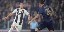 Den Ball im Blick: Turins Cristiano Ronaldo am Leder, Nemanja Matic (r.) geht entgegen. 