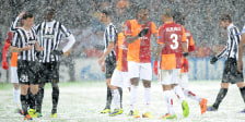 Ungewohntes Bild: In Istanbul brach das Hagel- und Schneechaos aus. An Fußball war nicht mehr zu denken.