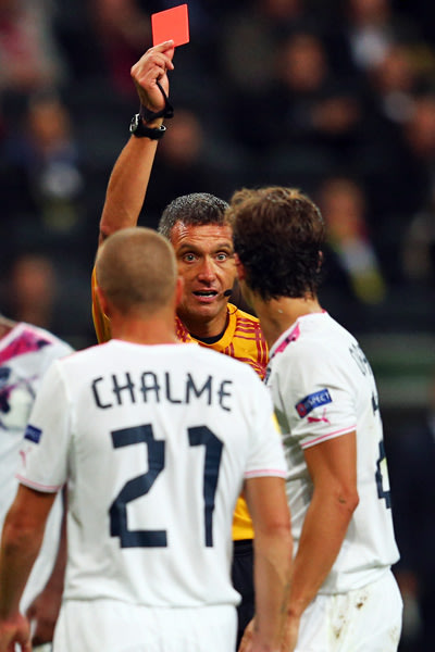 Referee Andre Marriner, Lucas Orban (re.)