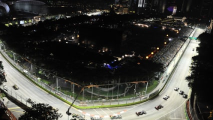Singapur bei Nacht: Der Marina Bay Street Circuit in gleißendes Licht getaucht.