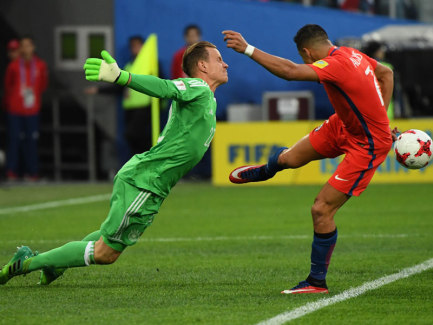 Glanzparade: Marc-Andr&#233; Ter Stegen pariert gegen Alexis Sanchez (re.).