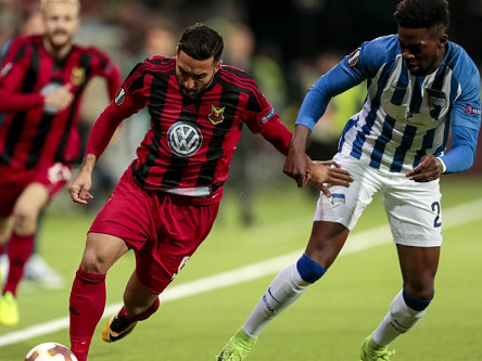 Verfolgungsjagd: &#214;stersunds Ghoddos im Duell mit Torunarigha (re.).