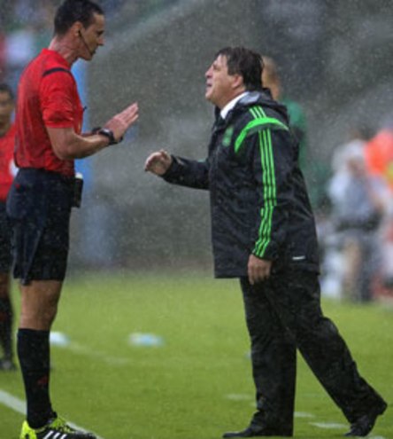 Mexikos Trainer Miguel Herrera, genannt &quot;die Laus&quot;, musste beruhigt werden.