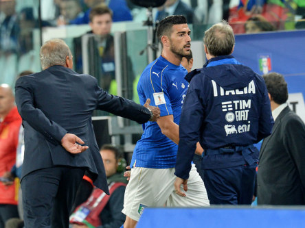 Aussagekr&#228;ftiges Bild: Angreifer Graziano Pelle (Mitte) verwehrt Trainer Giampiero Ventura den Handschlag.