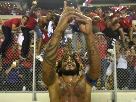 Selfie vom Matchwinner: Roman Torres mit Panamas Fans.