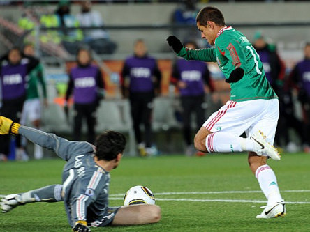 Fu&#223;ball, WM: Javier Hernandez umkurvt Hugo Lloris