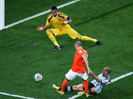 Gro&#223;chance in letzter Minute vereitelt: Javier Mascherano blockt den Schuss von Arjen Robben ab. 