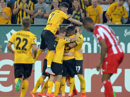Dynamo Dresden bejubelt den ersten Treffer durch Pascal Testroet. 