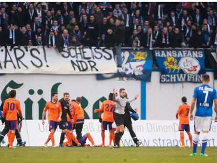 Schiedsrichter Stieler unterbricht die Partie