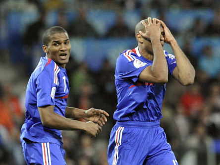 Henry und Malouda konsterniert: Auch Frankreich geht gegen die Niederlande unter.