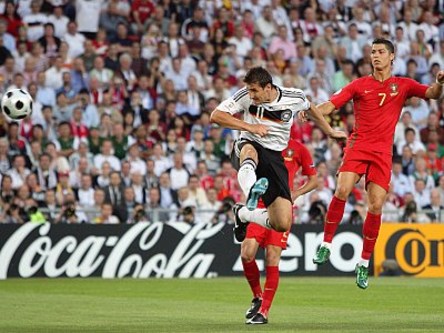 Das 2:0 f&#252;r die DFB-Elf: Klose kommt frei zum Kopfball.