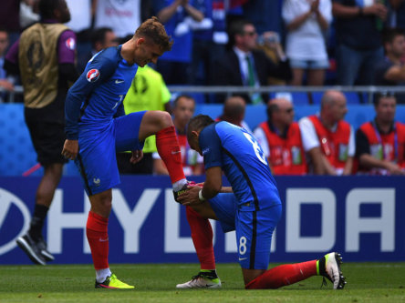 Schoss Frankreich mit zwei Toren ins Viertelfinale: Antoine Griezmann (li.).