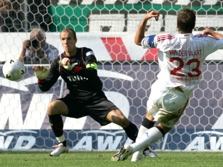Heiß begehrt: Hamburgs Rafael van der Vaart, hier gegen Hannovers Keeper Enke, will den Verein offenbar verlassen.