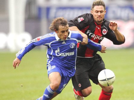 Rafinha (li.) gegen den Frankfurter Albert Streit