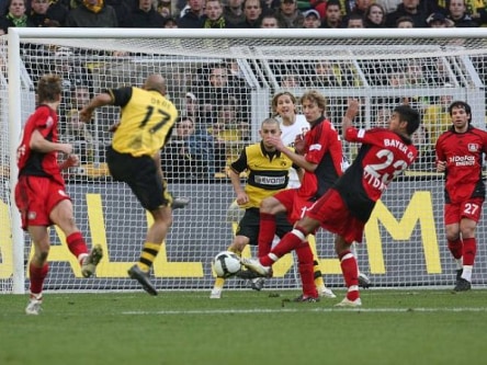 Dede trifft zum 2:1 gegen Leverkusen in der Nachspielzeit. 