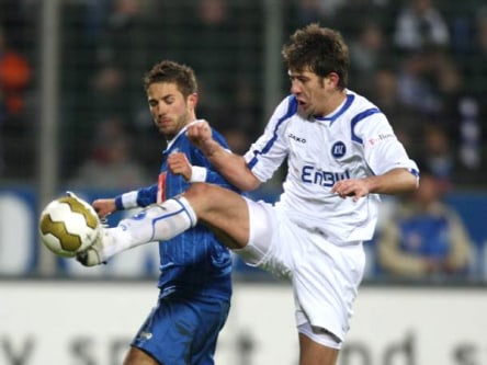 Bundesliga, Fu&#223;ball: Im KSC-Dress bis 2011: Die Badener wollen Neuzugang Dino Drpic, rechts gegen Bochums Sestak, kaufen.