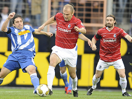 Daniel Imhof gegen Ivica Banovic, rechts Jonathan J&#228;ger