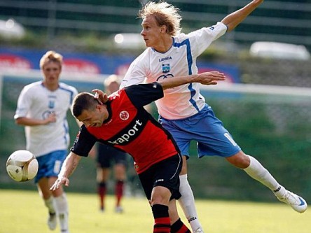Fu&#223;ball, Testspiel: Domagoj Vida (r., NK Osijek) im Duell mit Benjamin K&#246;hler (Eintracht Frankfurt)