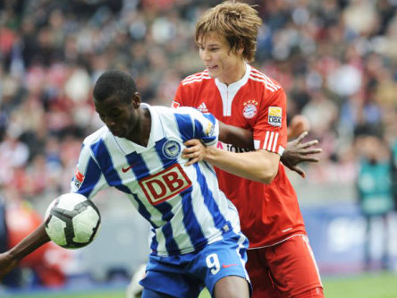 Will nach Hoffenheim: Herthas Adrian Ramos, links gegen Bayerns Holger Badstuber. 