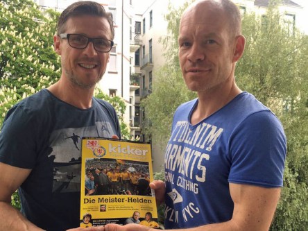 Bernd Buchheister (li.) heute beim Treffen mit kicker-Redakteur Sebastian Wolff und der Übergabe der Sonder-Edition zu Eintracht Brauschweig.