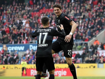 Zwei Vorlagen, zwei Tore, brutale Effizienz: Die Stuttgarter Erik Thommy und Mario Gomez (r.).
