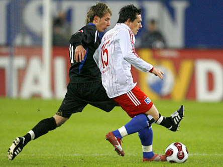 Rathgeb bedrängt Trochowski.