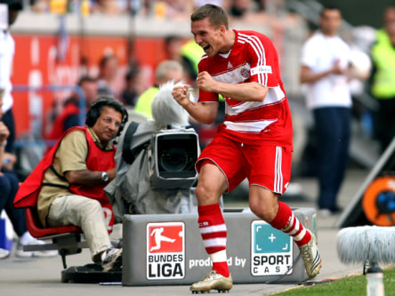 Freudenschrei: Bayerns Lukas Podolski bejubelt seinen zweiten Treffer gegen Duisburg.