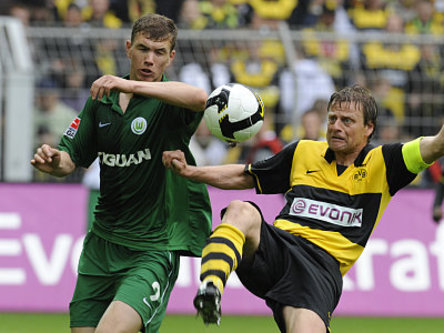 BVB-Kapit&#228;n W&#246;rns kl&#228;rt hier gegen Wolfsburgs Dzeko.