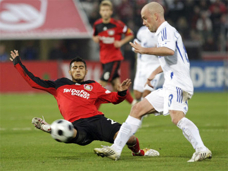 Fu&#223;ball, Bundesliga, Artur Vidal von Bayer Leverkusen im Anflug gegen Fabian Ernst vom FC Schalke 04.