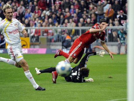 Fu&#223;ball, Bundesliga: Mario Gomez trifft zum 1:0 f&#252;r Bayern gegen Leverkusen.