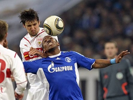 Schalkes Farfan steigt zum Kopfballduell mit Kuzmanovic hoch.