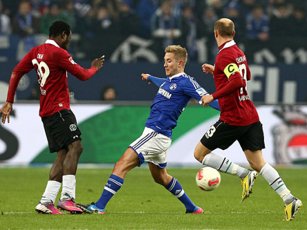 Schalkes Holtby tritt Diouf auf den Fu&#223;, Schlaudraff schaut zu.