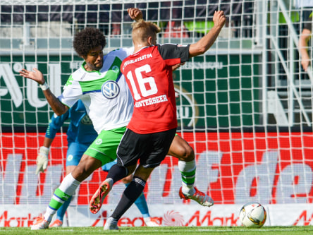 Defensiv gleich im Einsatz: VfL-Zugang Dante (li.) kl&#228;rt gegen Lukas Hinterseer.