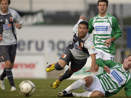 Fu&#223;ball, 2. Bundesliga: Marcel Ndjeng (FC Augsburg) hier beim Ausw&#228;rtsspiel bei der SpVgg Greuther F&#252;rth