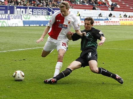 Fu&#223;ball, 2. Bundesliga: Asen Karaslavov (r., SpVgg Greuther F&#252;rth) gegen Daniel Brinkmann (FC Augsburg)