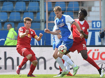 Bochums Terodde traf nach einem schnellen Konter zum 1:1, Leipzigs Kaiser (li.) traf fast im Gegenzug.