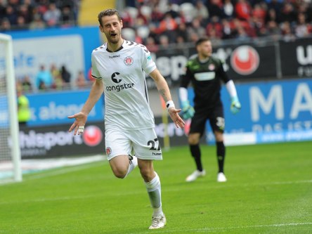 Jan-Philipp Kalla feiert sein Tor zum 1:0 in Kaiserslautern