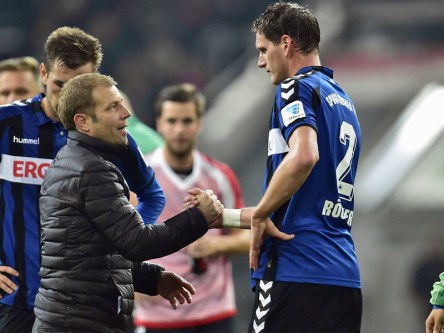 H&#228;tte auf den Trost gerne verzichtet: F&#252;rths Benedikt R&#246;cker (#2) mit Ex-Coach Frank Kramer.