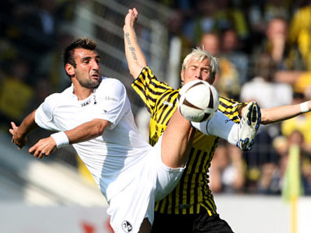 Freiburgs T&#252;rker kommt eher an den Ball als Aachens Lagerblom.