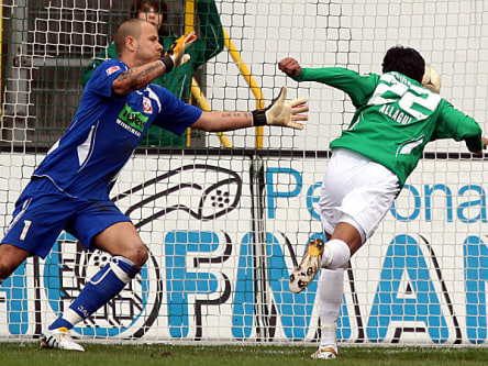 Fu&#223;ball, 2. Bundesliga: Sami Allagui (r., SpVgg Greuther F&#252;rth) k&#246;pft an Sascha Kirschstein (Rot Weiss Ahlen) vorbei das 2:0